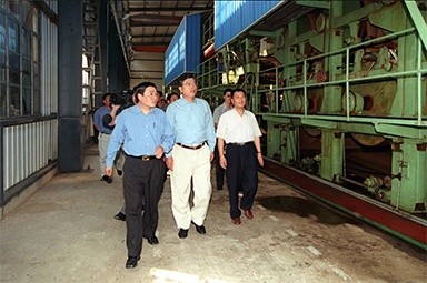 2000年9月19日，时任浙江省委书记张德江一行视察公司