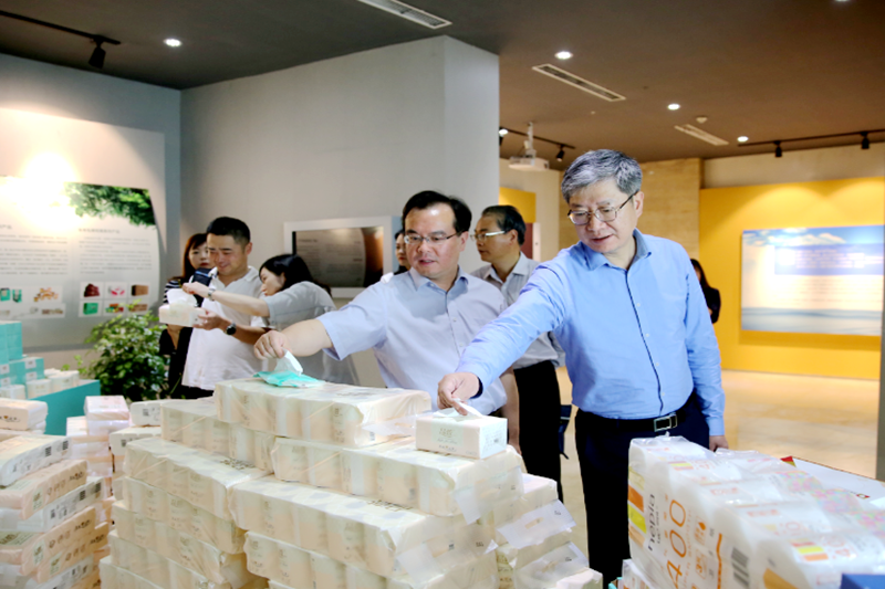 2019年 5月22日，时任浙江省社会组织综合党委专职副书记、省民政厅社会组织管理局局长蔡国华莅临888集团纸业调研企业发展情况和党建工作