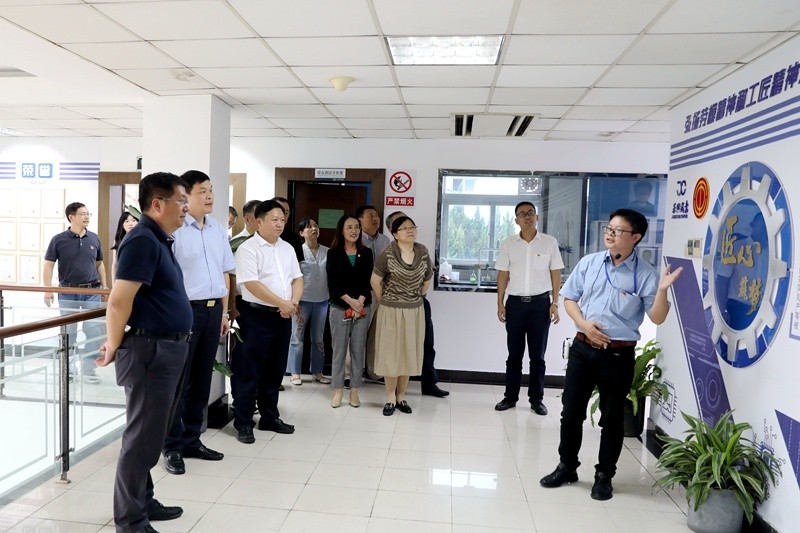 2020年7月29日，时任浙江省政协常委、社法委副主任、省总工会副主席、一级巡视员董建伟莅临888集团纸业调研新时代工匠培育工作
