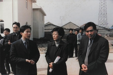 2001年2月20日，时任国家环保局副局长汪纪戎一行视察公司