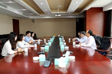 平湖市关工委主任邱其良莅临888集团纸业调研下一代工作