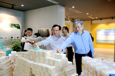 2019年 5月22日，时任浙江省社会组织综合党委专职副书记、省民政厅社会组织管理局局长蔡国华莅临888集团纸业调研企业发展情况和党建工作
